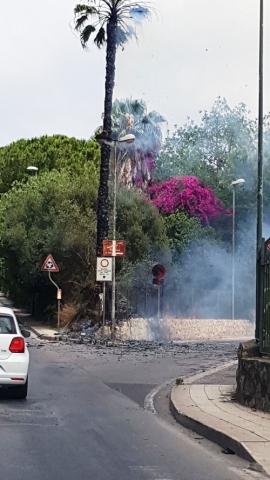 Siracusa, a fuoco erbacce in via Paolo Orsi