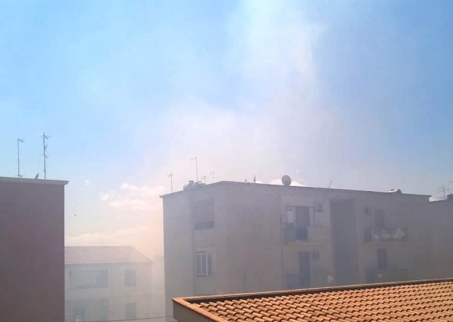 Siracusa, ampio incendio nella piazzetta di via Antonello Da Messina