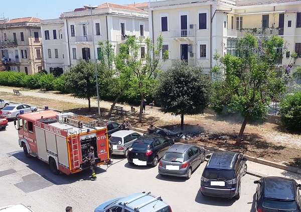 Siracusa, a fuoco rifiuti abbandonati in via Agatocle