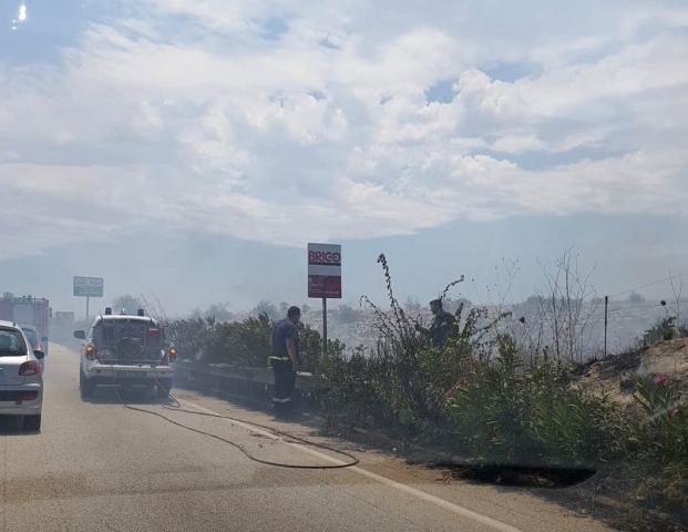 Uscita Nord di Siracusa, divampano le fiamme in sterpaglie