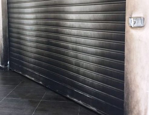 Siracusa, a fuoco saracinesca in via Isonzo