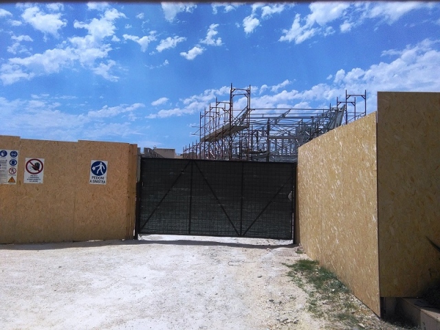 Siracusa, cemento in Piazza D'Armi: il sit-in di protesta. Prestigiacomo "L'opera grida vendetta". Replica Italia. VIDEOINTERVISTA