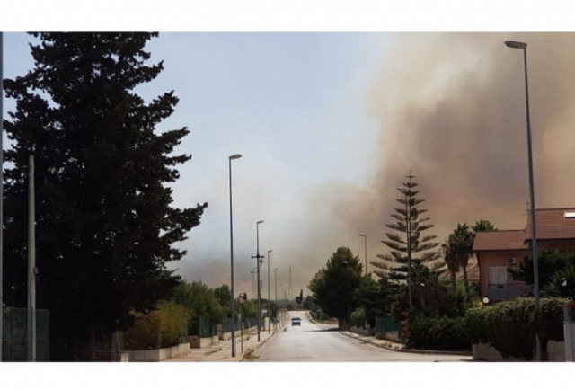 Priolo, vasto incendio di sterpaglie: l'autostrada Siracusa-Catania chiusa al traffico