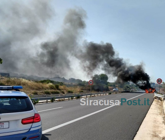 Autostrada Siracusa-Catania, automobile in fiamme all'altezza di Sortino: si tratta di autocombustione. Traffico in tilt