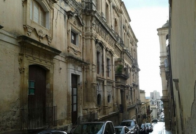 Noto, auto investe veicoli parcheggiati: in 2 denunciati per falso ideologico