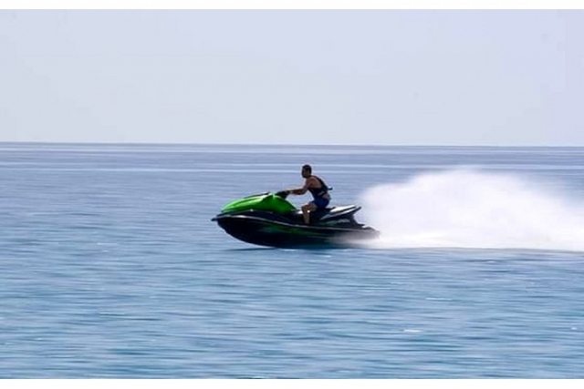 Siracusa, sanzione di 172 euro per acqua scooter troppo vicino alla costa