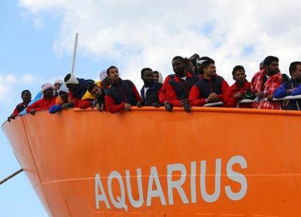 A Valencia il primo gruppo ai migranti a bordo di Nave Dattilo