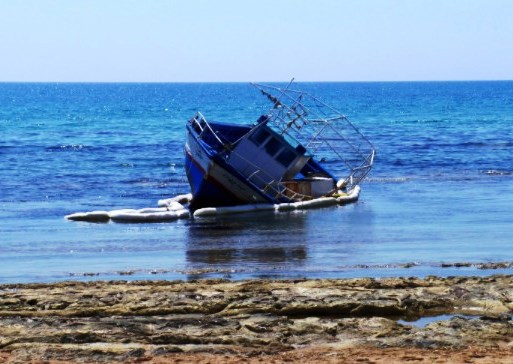 Il barcone della morte rimane ad Augusta, Milano rinuncia