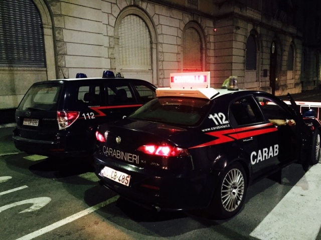 Augusta, lite in casa: un uomo prende a colpi di catena due auto