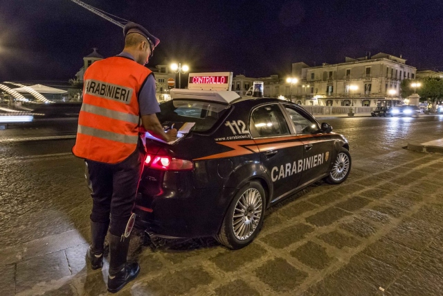 Siracusa, spinge i Carabinieri per sfuggire da un controllo: arrestato