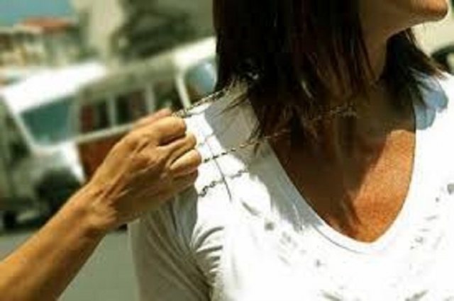 Augusta, strappa la collana a una donna: arrestato