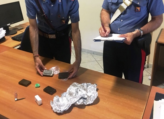 Siracusa, droga e materiale per il confezionamento nascosto in vecchia tv: arrestata 38enne