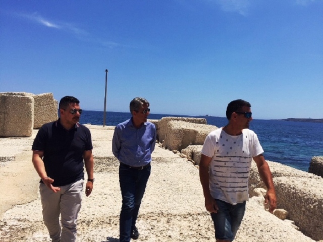 Marzamemi, nuovi fanali ai du moli del Porto Fossa