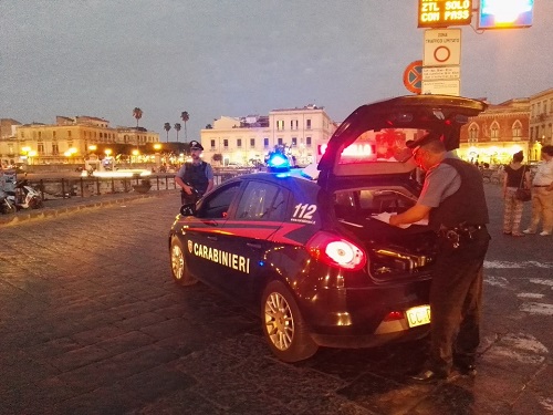 Siracusa, minacciano un uomo con un bastone per rubargli l'automobile