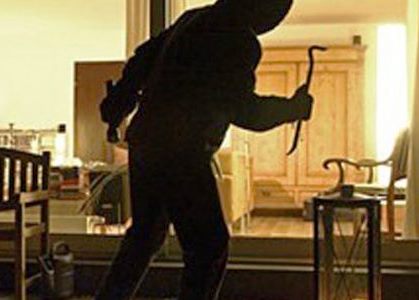 Noto, prima tentano un furto e poi rubano 25euro a una donna anziana