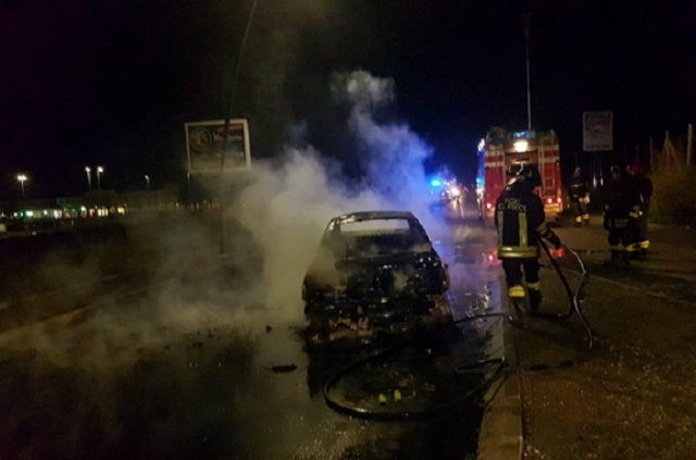 Siracusa, incendio doloso di auto in via Monti