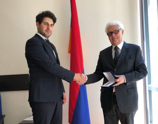 Siracusa, medaglia d'oro alla cultura a Demetrio Paparoni