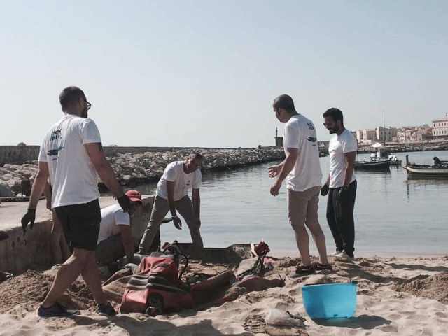 Siracusa, volontari puliscono spiaggia dello Sbarcardero