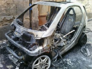 Siracusa, a fuoco autovettura parcheggiata in via Bonanno