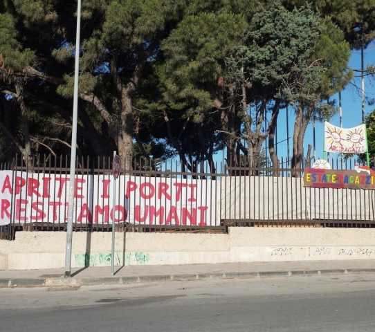 Siracusa, rubato lo striscione "Aprite i porti - restiamo umani". La rabbia delle associazioni