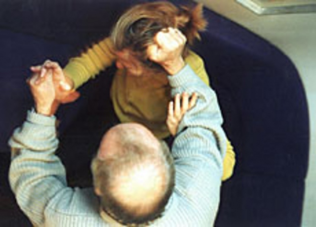 Augusta, la picchia, lei scappa al Pronto Soccorso e lui irrompe in ospedale: arrestato