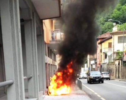 Siracusa, a fuoco un ciclomotore in via Salemi