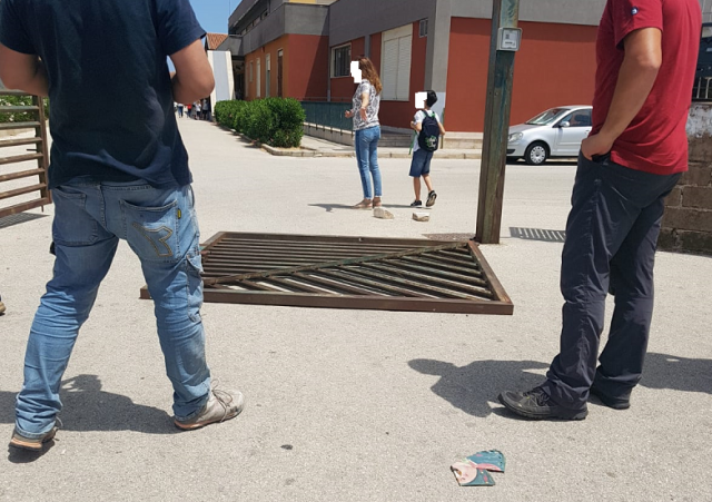 Siracusa, si abbatte al suolo il cancello della scuola di via Asbesta: nessun ferito