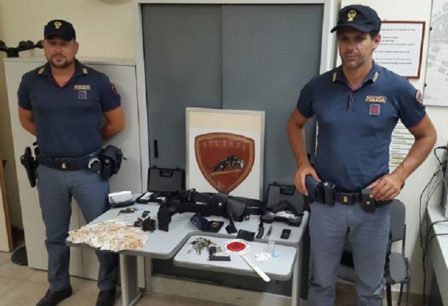 Siracusa, aveva in casa 2 pistole, cocaina e denaro contante per 6.500 euro: arrestato