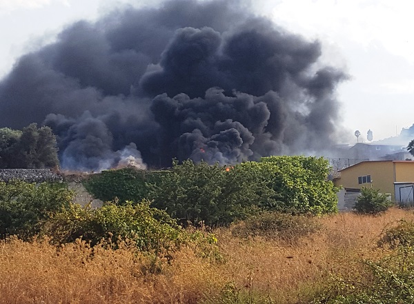 Siracusa, vasto incendio tra Belvedere e Città Giardino: minacciate le case. Arriva un Canadair per domare le fiamme. VIDEO