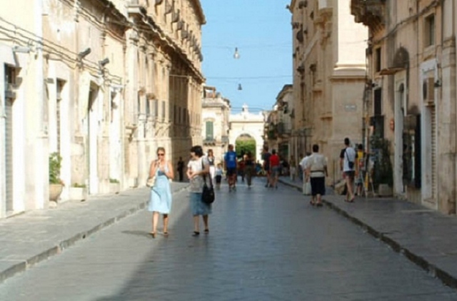 Noto, detenzione e spaccio in pieno centro storico: avviso conclusione indagine per 12