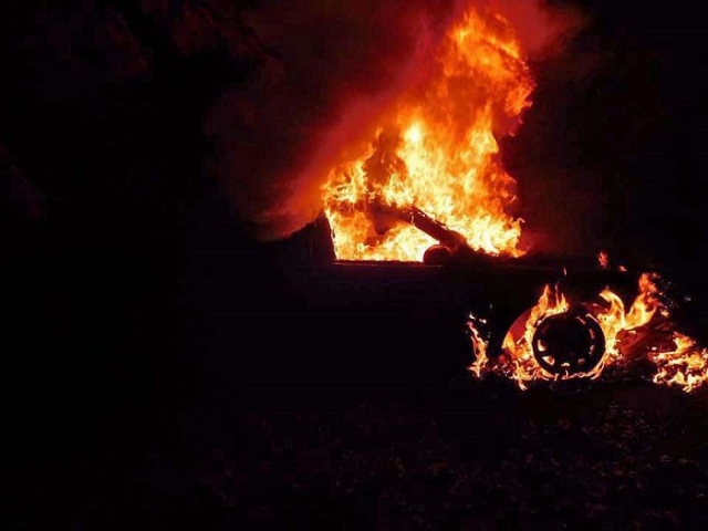 Siracusa, incendio d'auto nella zona di Marina di Melilli