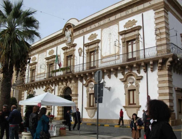 Augusta, debiti del Comune nei confronti dei dipendenti: sit-in di protesta al Municipio