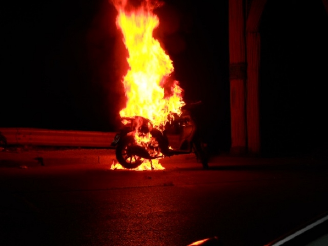 Siracusa, scooter in fiamme in via Luigi Spagna: indaga la Polizia