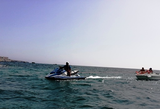 Siracusa, barca in balìa del mare salvata dalla Polizia: 3 persone a bordo