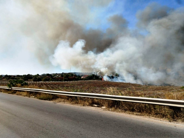 Siracusa, vasto incendio in contrada Sinerchia: tensione per le abitazioni vicine
