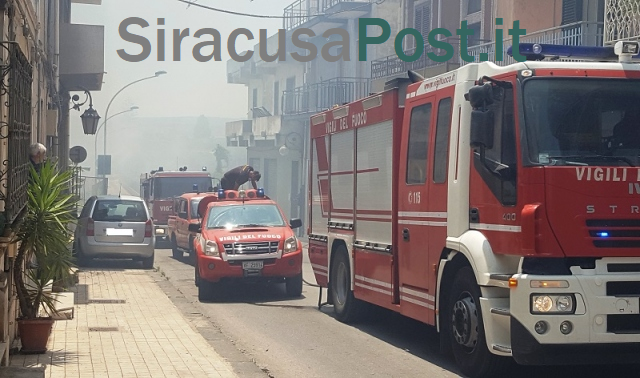 Floridia, divampano le fiamme in sterpaglie: l'incendio si estende per oltre un chilometro. Il fuoco minaccia le abitazioni. VIDEO