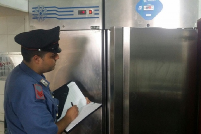 Siracusa, 200 litri di vino sfuso non tracciabile in un albergo: multa di 1.500 euro