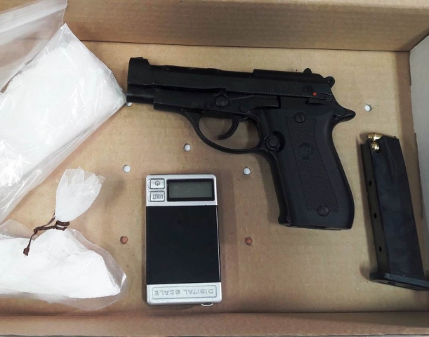 Siracusa, nascondeva in casa cocaina e una pistola sotto il letto: arrestato