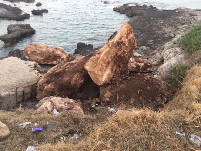 Siracusa, massi provenienti da scavi abbandonati sulla scogliera di Fontane Bianche