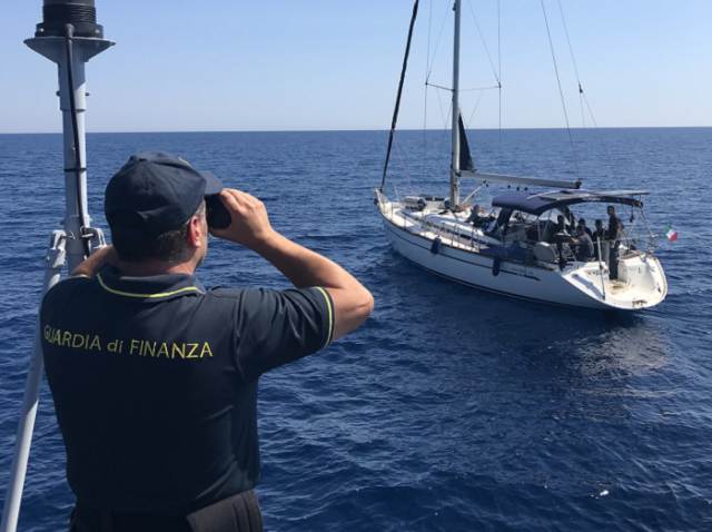 Noto, barca a vela con 69 migranti: arrestati i due presunti scafisti