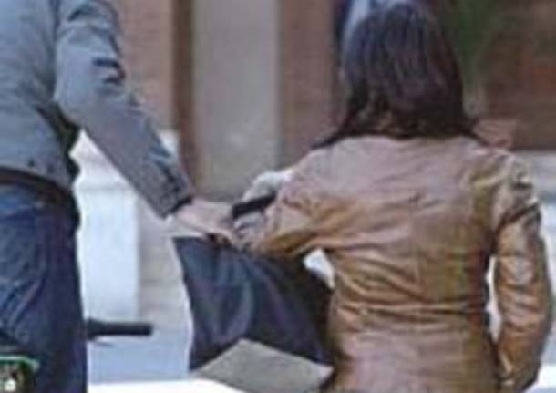 Siracusa, ruba borsetta a una donna in supermercato in via Algeri