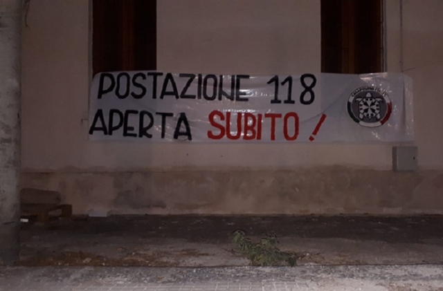 Siracusa, striscione di CasaPound per la riapertura della postazione del 118