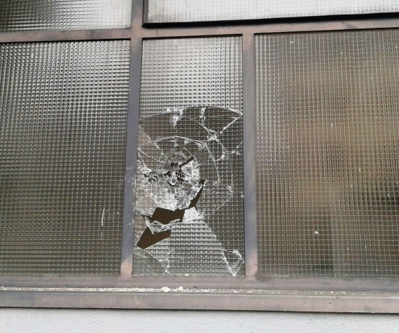 Siracusa, con una testata rompe una vetrata del Sert