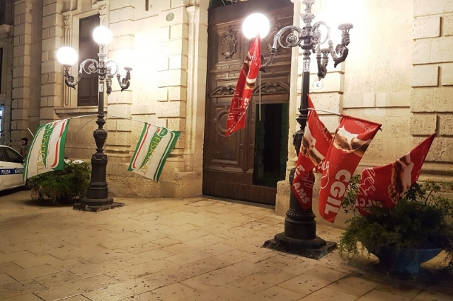 Proroga fino al 30 agosto per i pulizieri del Comune. Dopo un incontro oggi pomeriggio con i sindacati Cisl e Cgil, il sindaco Francesco Italia, il capo di gabinetto Michelangelo Giansiracusa e i lavoratori l'accordo è arrivato: prendere tempo. Urla e felicità a Palazzo Vermexio per quella che sembrava una "battaglia persa in partenza", così come una lavoratrice aveva detto ieri a SiracusaPost.it. I dipendenti hanno occupato prima l'Aula consiliare e poi il secondo piano del Vermexio in segno di protesta. L