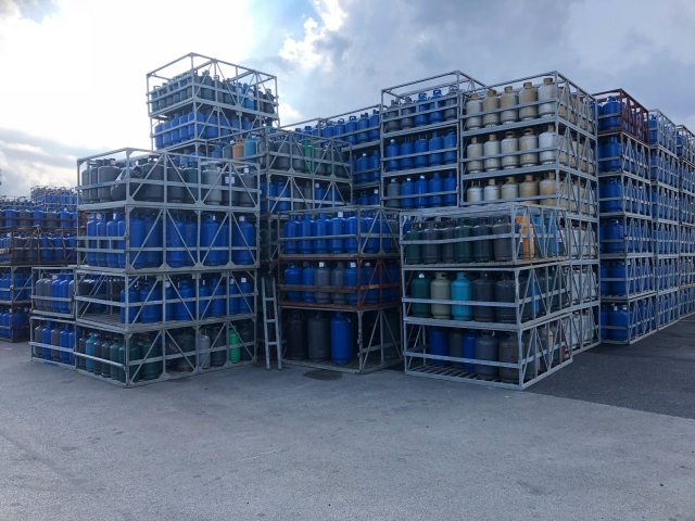 Siracusa, sequestrate oltre 56.000 bombole di gpl in un deposito a Targia