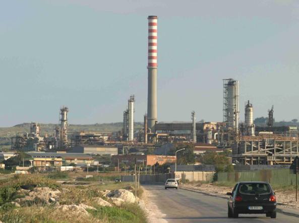 Siracusa, Fratelli d'Italia denuncia miasmi dalla zona industriale e lancia mobilitazione