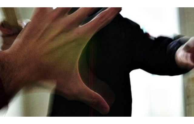 Augusta, armato di bastone, coltello e tirapugni aggredisce un altro uomo: 25enne in manette