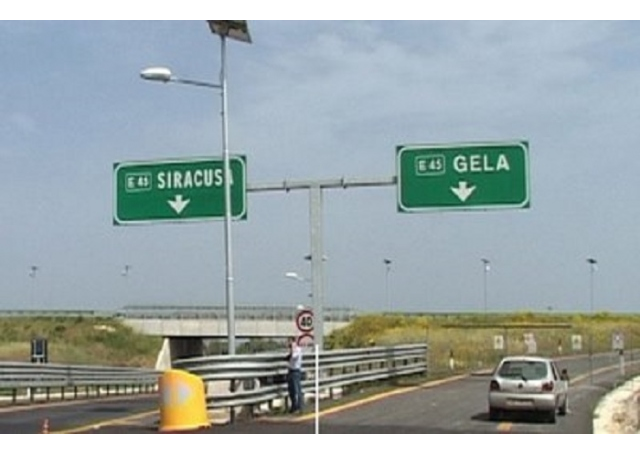Autostrada Siracusa-Gela, erbacce invadono la sede stradale