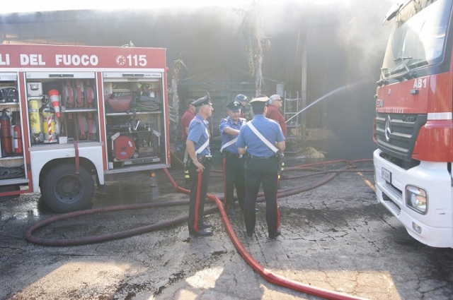 Siracusa, casolare disabitato a fuoco lungo la Sp 77