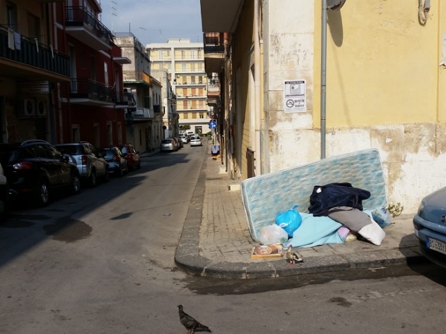 Siracusa, proliferano i rifiuti alla Borgata: agli angoli delle strade anche vecchi materassi